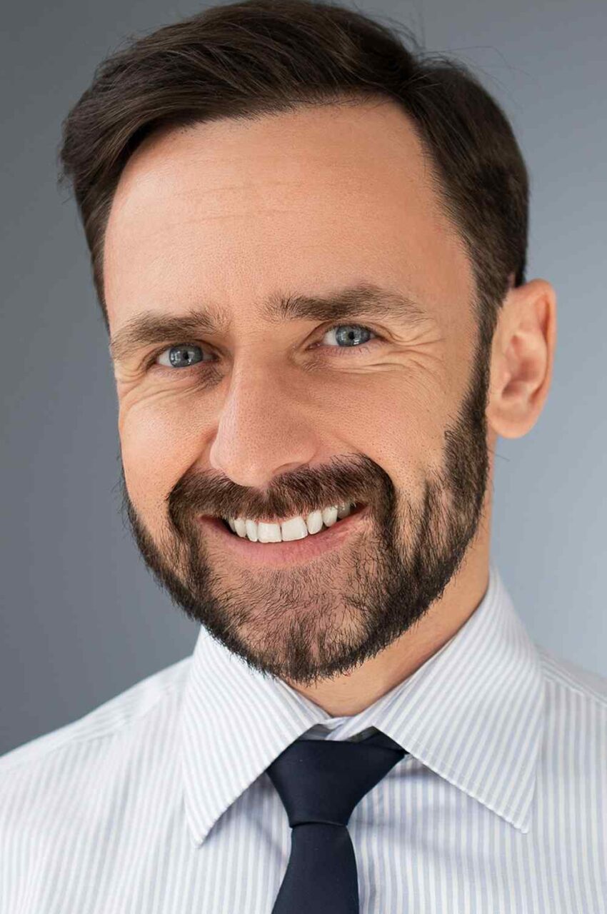 https://www.innovethos.com/wp-content/uploads/2019/02/team_01-850x1280.jpg